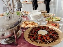 Comment faire une belle présentation avec un présentoir buffet ?
