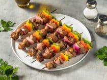 Savoir mariner : Techniques infaillibles pour des brochettes de bœuf tendres et savoureuses