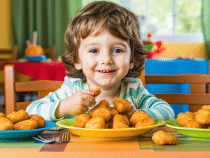 Combien de nuggets prévoir par personne pour un repas enfant